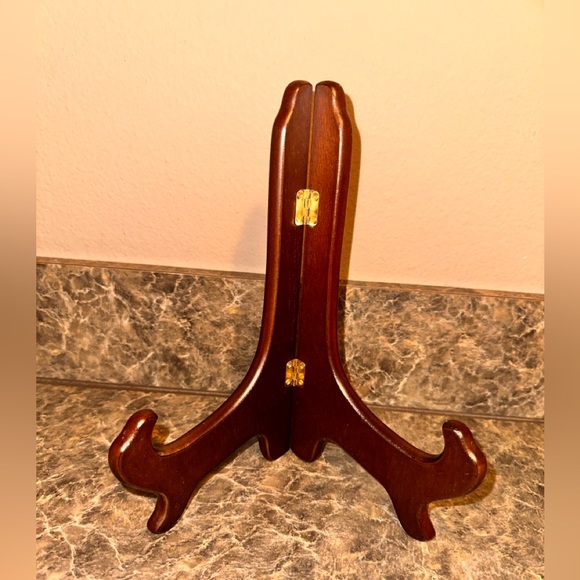 Chardonnay 10” decorative plate with stand included. Pet/smoke free home. - Picture 4 of 5